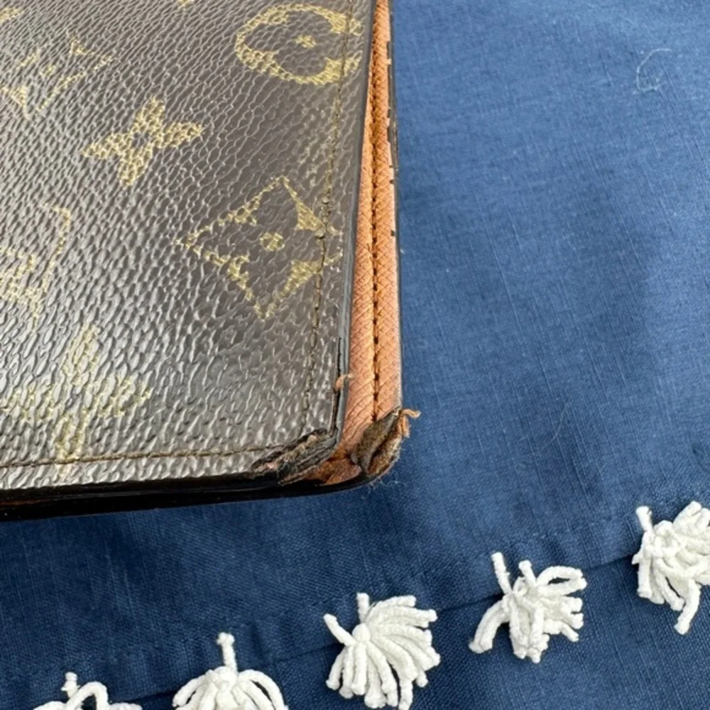 AUTHENTIC Louis Vuitton wallet. Monogram pattern.